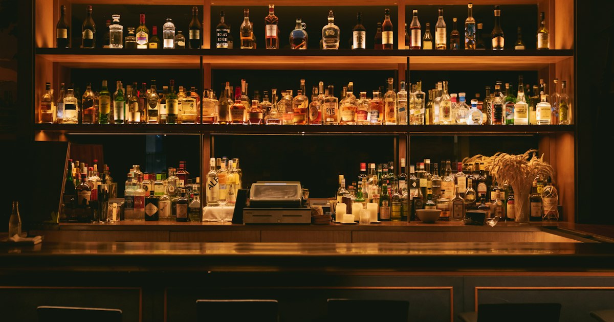 Drinks lined up on a bar, the setting where over-serving a noticeably intoxicated patron can create dram shop liability in Ohio